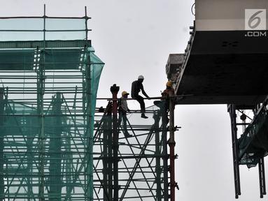 Aktivitas pekerja menyelesaikan proyek Light Rail Transit (LRT) Jabodebek di kawasan Cibubur, Jakarta, Senin (18/2). PT KAI menetapkan tarif LRT Jakarta-Bogor-Depok-Bekasi (Jabodebek) sebesar Rp 12.000 untuk sekali jalan. (Merdeka.com/Iqbal S. Nugroho)