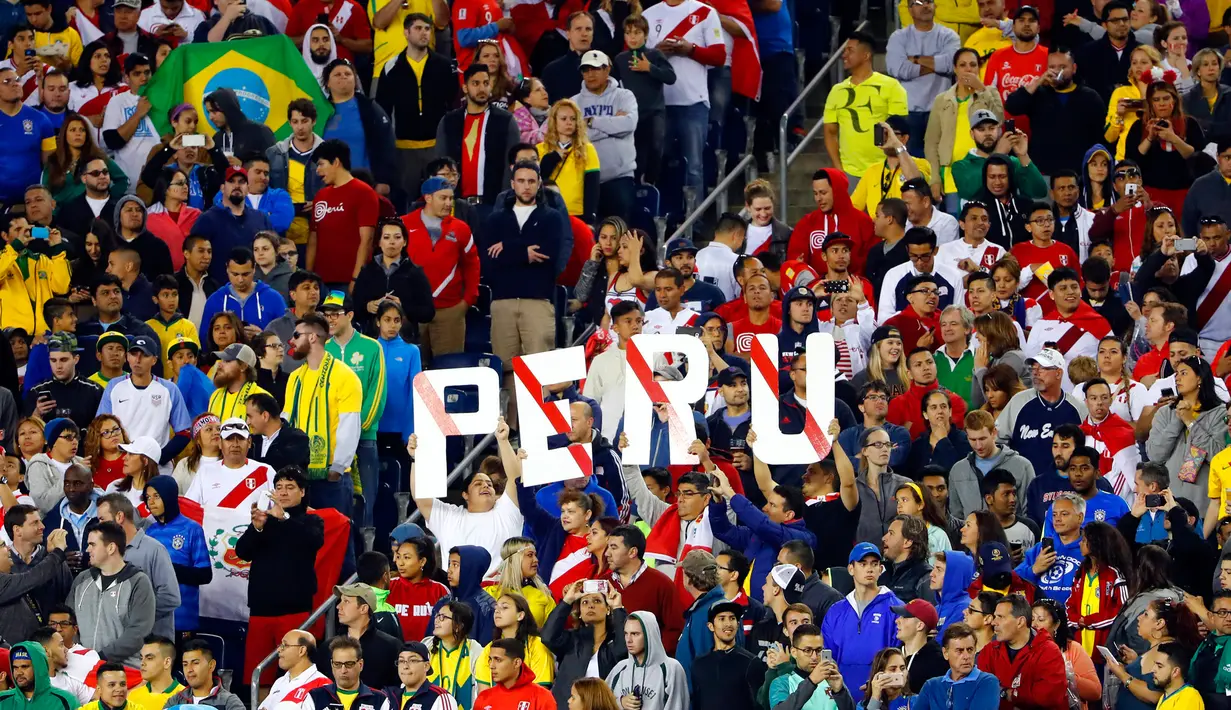 Suporter Peru dan Brasil saat mendukung tim nya bertanding pada pertandingan Copa America 2016  di Stadion Gillette, AS, (13/6). Peru mengalahkan Brasil dengan skor 1-0. (Winslow Townson-USA TODAY Sports)
