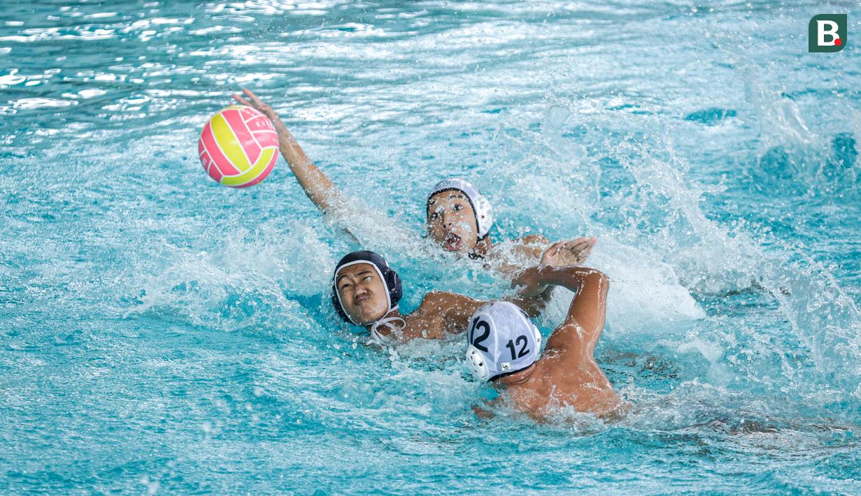 Pemain tim Pari Sakti dan Tirta Kencana 78 berebut bola pada kompetisi polo air Indonesia Open Aquatic Championships 2025 di Stadion Akuatik Gelora Bung Karno, Senayan, Jakarta, Rabu (12/11/2025). (Bola.com/Bagaskara Lazuardi)