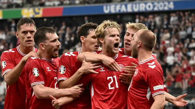 Foto: Momen Tendangan Jarak Jauh Morten Hjulmand saat Gagalkan Kemenangan Inggris di Euro 2024