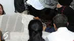 Keluarga menangis saat melayat ke rumah duka pengacara senior Adnan Buyung Nasution di kediamannya di kawasan Lebak Bulus, Jakarta, Rabu (23/9/2015). Adnan menghembuskan napas terakhir pada pagi tadi pukul 10.15 WIB. (Liputan6.com/Helmi Afandi)