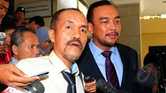 Hakim Sarpin Rizaldi usai menjalani pemeriksaan di Bareskrim, Jakarta, Senin (30/3/2015). Sarpin diperiksa sebagai saksi kasus pencemaran nama baik Ketua Komisi Yudisial Suparman Marzuki dan anggota KY Taufiqurrohman Syahuri.(Liputan6.com/Yoppy Renato)