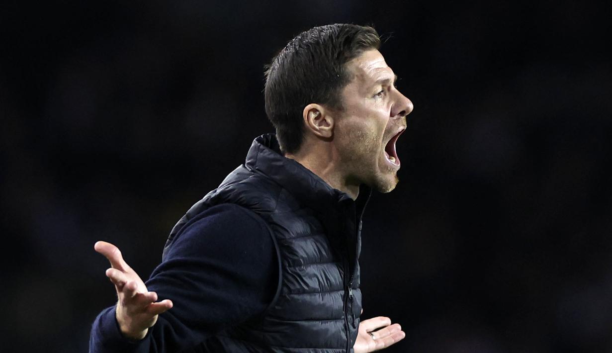 Pelatih Bayer Leverkusen, memberikan instruksi kepada pemainnya saat laga Grup H Liga Europa 2023/2024 melawan Garabagh di Tofiq Bahramov Republican Stadium, Baku, 9 November 2023. (AFP/Giorgi Arjevanidze)