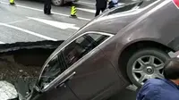 Mobil mewah Rolls-Royce Phantom tersedot sinkhole di China. (Pear Video)