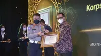 Menteri Perhubungan Budi Karya Sumadi memberikan penghargaan sebagai bentuk apresiasi atas dukungan penyelenggaraan Mudik Lebaran tahun ini, salah satunya kepada Kepolisian Republik Indonesia (Polri). (Sumber: Instagram @budikaryas)