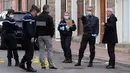 Jaksa Prancis Eric Bouillard (kanan) melakukan penyelidikan di dekat toko daging halal yang diberondong peluru di Propriano di pulau Corsica, Rabu (3/2). Tembakan membuat kaca toko milik warga muslim itu mengalami kerusakan (PASCAL POCHARD-CASABIANCA/AFP)