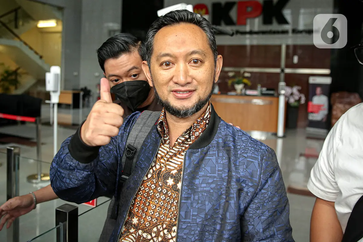 Kepala Kantor Bea Cukai Makassar Andhi Pramono mengacungkan jempol usai menjalani pemeriksaan di Gedung Merah Putih KPK Jakarta, Selasa (14/3/2023).