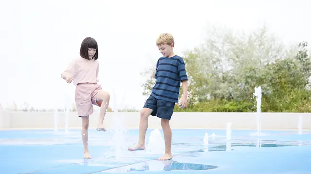 Ilustrasi pakaian untuk bermain air di playground/UNIQLO