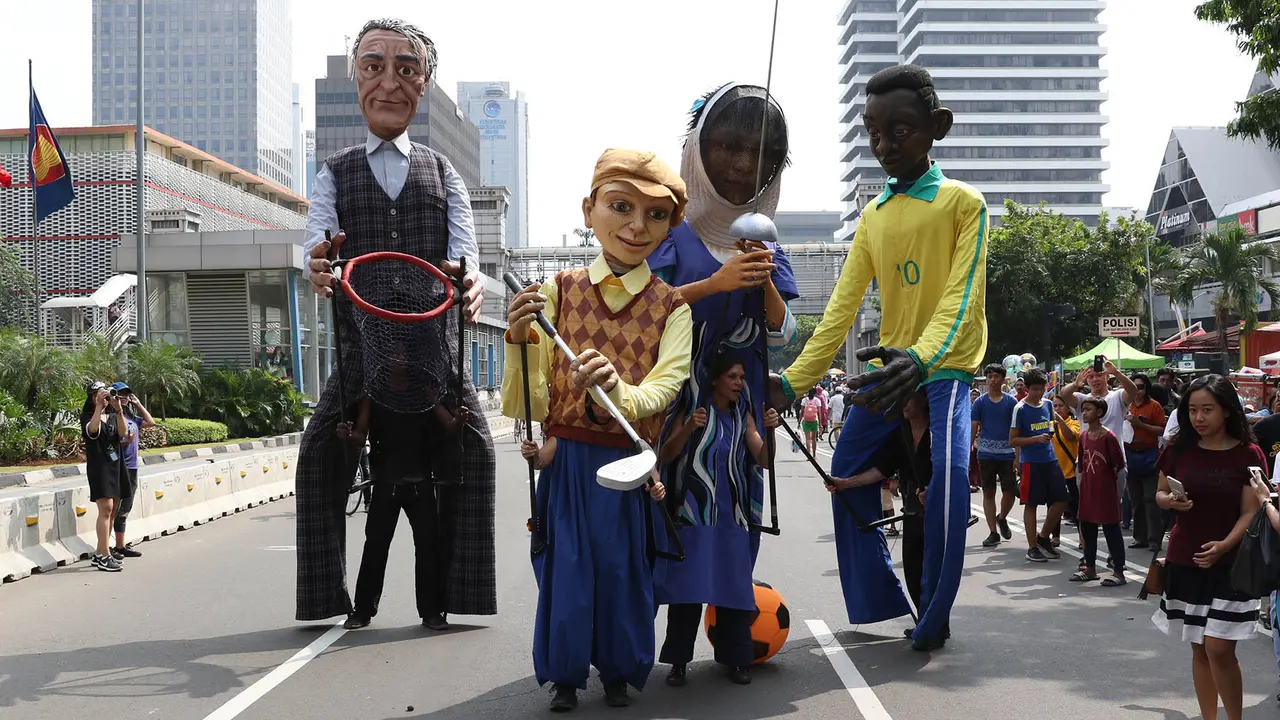 Heboh, Boneka Raksasa Ramaikan Car Free Day di Jakarta
