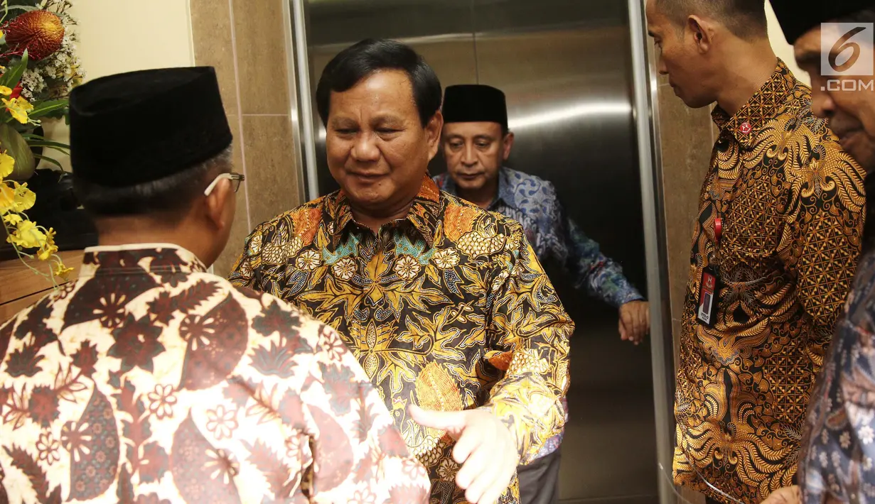 Ketua Umum Partai Gerindra Prabowo Subianto (tengah) menyalami Presiden PKS Sohibul Iman (kiri) saat tiba di Kantor DPP PKS, Jakarta, Senin (30/7). Kedatangan Prabowo untuk membahas hasil pertemuannya dengan Partai Demokrat. (Liputan6.com/Herman Zakharia)