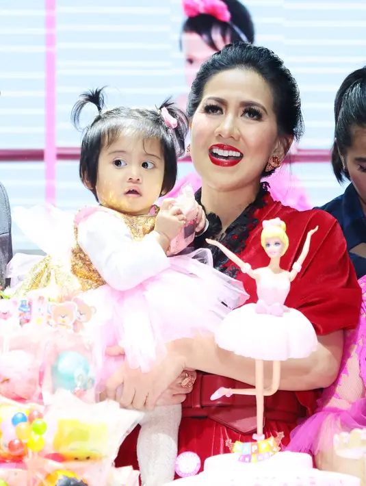 "Sebenarnya banyak yang sayang. Mau buat kecil jadi yah meriah gini. Jadi cari tempat yang besar untuk kumpul semua keluarga banyak yang datang," tutur Venna. (Nurwahyunan/Bintang.com)