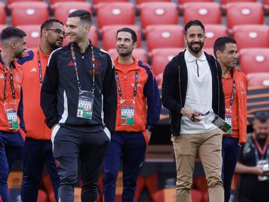 Pelatih Manchester United, Ruben Amorim bersama pelatihnya mendatangi venue laga final Liga Europa 2024/2025 melawan Tottenham Hotspur pada Selasa (20/05/2025) waktu setempat. (AFP/Pierre-Philippe Marcou)