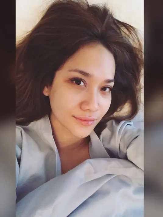 Artis kelahiran 22 Maret 1983 memang gemar abadikan momen saat ia sedang bangun tidur. Potret muka bantalnya disebut netizen natural dan itu yang bikin BCL terlihat memesona. Foto-foto muka bantal BCL pun ramai dipuji netizen. (Liputan6.com/IG/bclsinclair)