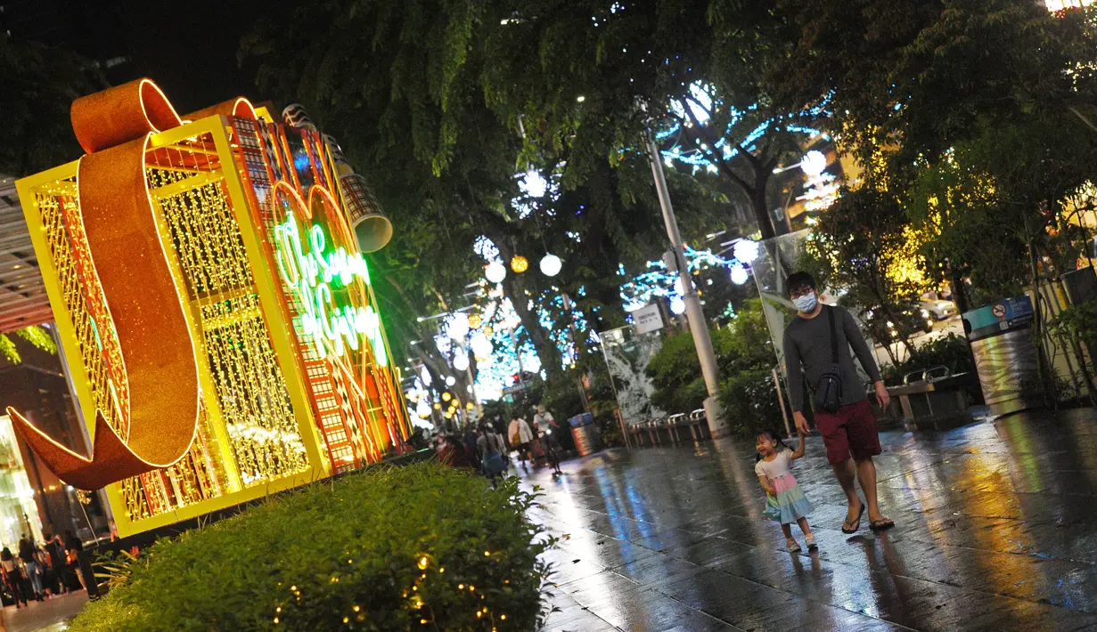 Dekorasi lampu Natal terlihat sepanjang pusat perbelanjaan Orchard Road di Singapura (16/12/2020). Sepanjang jalan di Orchard Road, dihiasi lampu hias, dedaunan artifisial khas natal dan dekorasi lainnya. (Xinhua/Then Chih Wey)