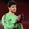 Kiper Manchester United asal Belgia bernomor punggung 31, Senne Lammens, memberikan tepuk tangan kepada penonton di akhir pertandingan Liga Inggris antara Manchester United dan Bournemouth di Old Trafford, Manchester, barat laut Inggris, pada 15 Desember 2025. (PETER POWELL/AFP)