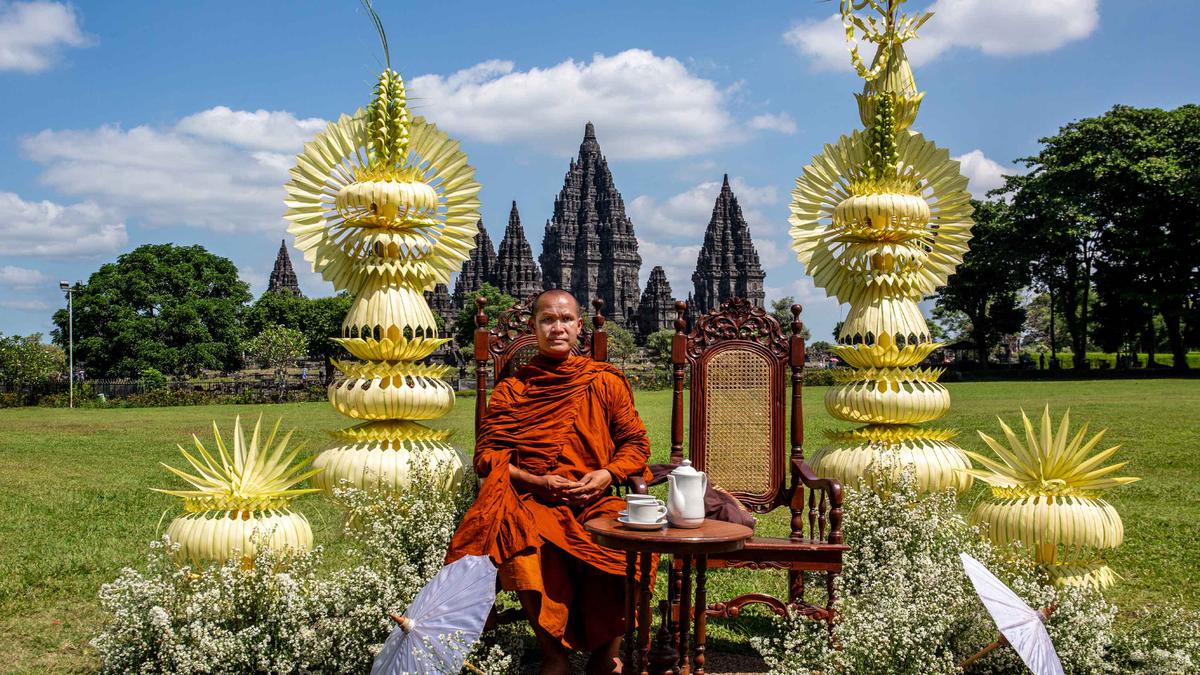 Tempuh Perjalanan Ratusan Kilometer, Biksu Thudong Tiba di Candi Sewu