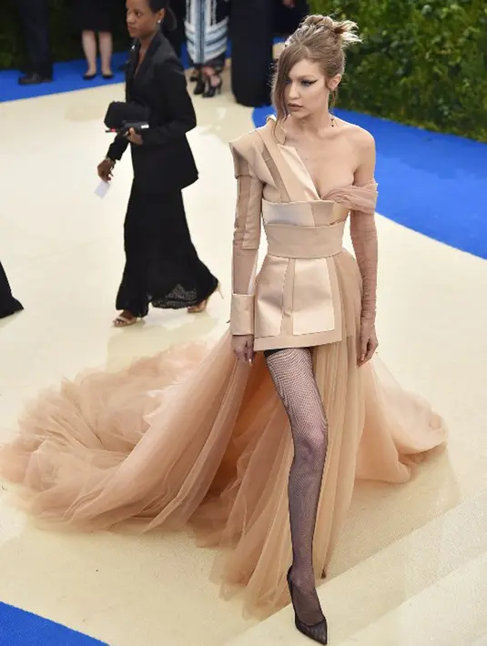 “Di New York, saat dini haripun bisa menikmati kehidupan di luar rumah. Di sana tak ada lahan parkir bawah tanah, untuk itu paparazzi akan dengan mudah mendapatkan foto,” tutur Zayn Malik. (AFP/Bintang.com)