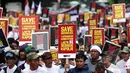 Ratusan simpatisan Koalisi Masyarakat Pengawal Konstitusi (Kompak) melakukan aksi ke Istana Negara, Jakarta, Rabu (11/2/2015). Sebagian besar massa Kompak memakai baju putih (Liputan6.com/Faizal Fanani)