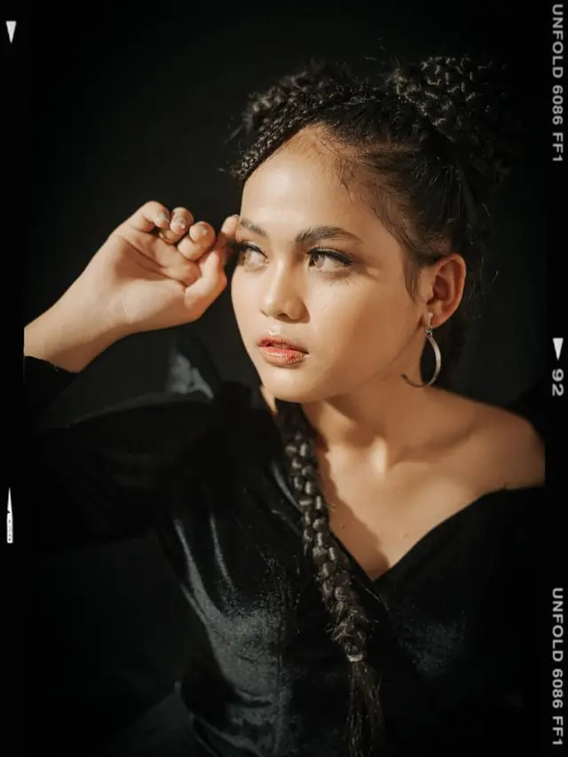 6 Gaya Putri DA 4 dalam Pemotretan Woman In Black, Memesona