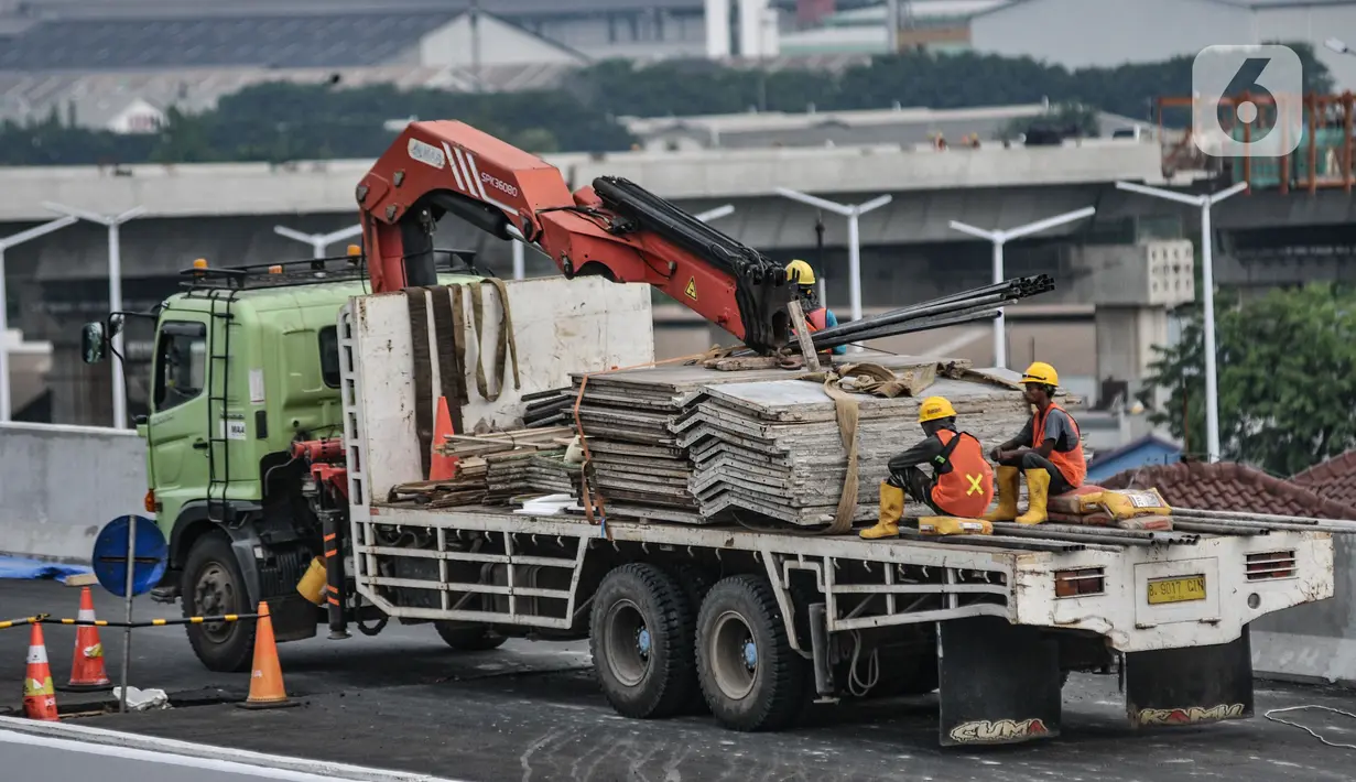 Aktivitas pekerja menyelesaikan proyek 6 Ruas Tol Dalam Kota Seksi A rute Kelapa Gading-Pulo Gebang, Jakarta, Rabu (9/6/2021). Jalan tol seksi A rute Kelapa Gading-Pulo Gebang ini memiliki panjang 31,1 kilometer. (merdeka.com/Iqbal S. Nugroho)