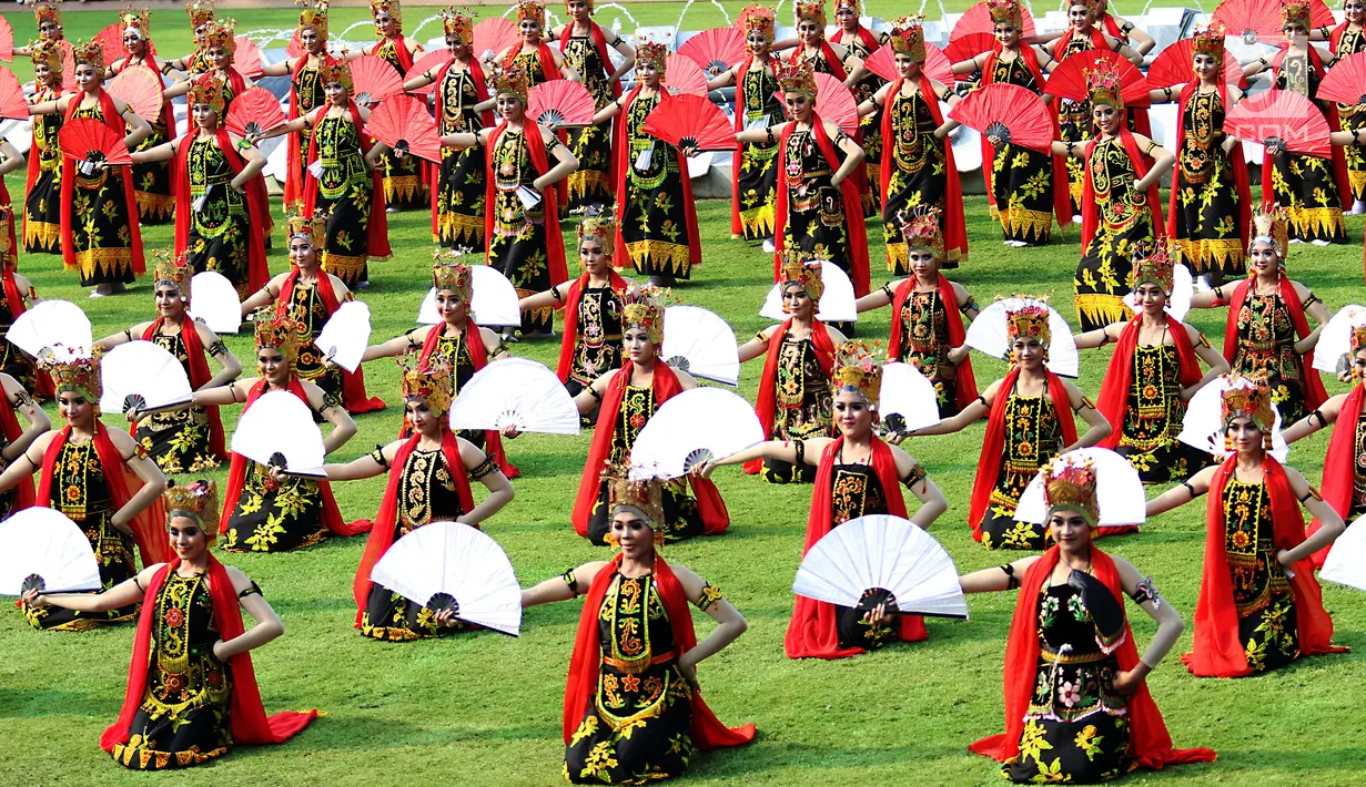 Ratusan Penari menyuguhkan pementasan tarian massal Jejer Kembang Menur di Istana Merdeka, Jakarta, Kamis (17/8). Tarian Jejer Kembang Menur menggambarkan keceriaan gadis-gadis bagaikan kuntum kembang yang sedang bermekaran. (Liputan6.com/Pool)