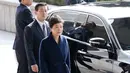 Mantan Presiden Korsel, Park Geun-hye setibanya di kantor kejaksaan, Seoul, Selasa (21/3). Setibanya di kantor kejaksaan, Park meminta maaf kepada publik Korea Selatan atas kasus skandal korupsi yang menimpanya. (Kim Hong-ji/Pool Photo via AP)