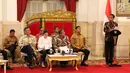 Presiden Jokowi menggelar Rapat Kabinet Paripurna bersama seluruh menteri di Istana Negara, Jakarta, Senin (5/3). Jokowi meminta jajarannya untuk bisa menjaga stabilitas politik dan keamanan di tahun politik 2018 dan 2019. (Liputan6.com/Angga Yuniar)