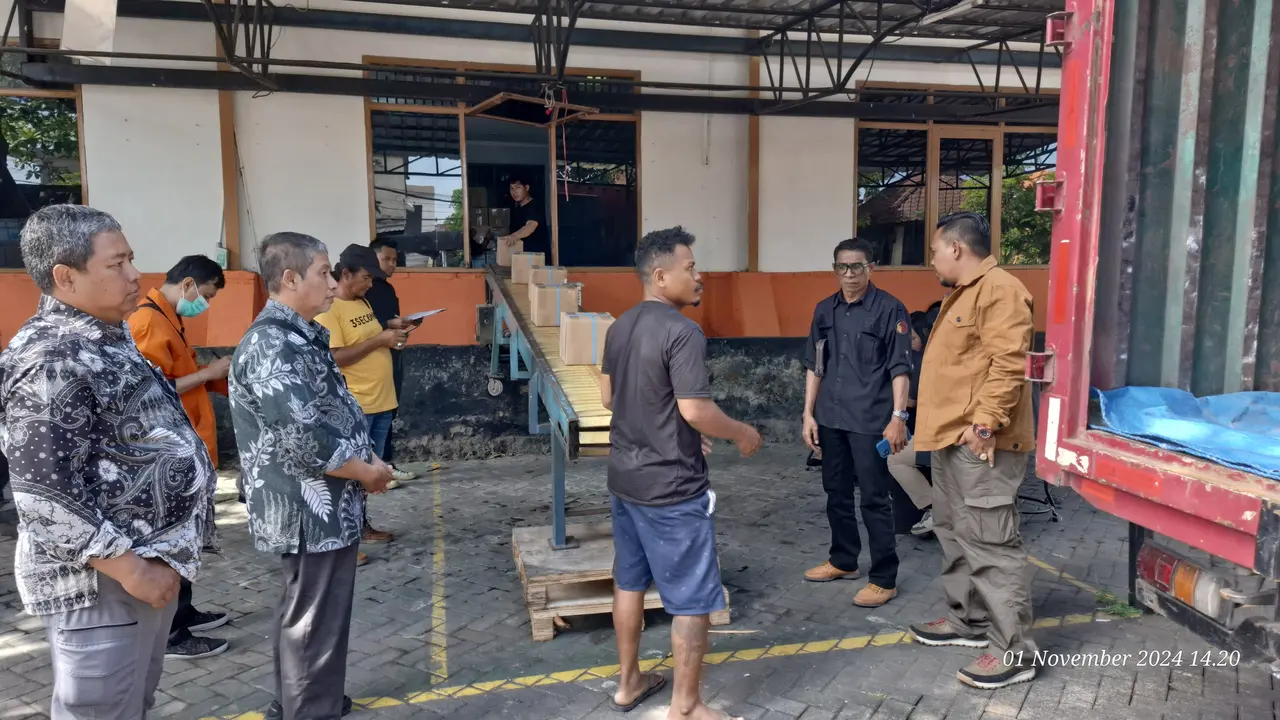 Proses pengiriman kertas suara Pilbub Banyuwangi dari Bali dikawal ketat (Istimewa)