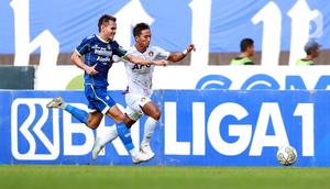 Pemain Persib Bandung Rezaldi Hehanusa berebut bola dengan pemain Persik Kediri Muhammad Khanafi pada laga BRI Liga 1 2022/2023 di Stadion Pakansari, Bogor, Jawa Barat, Rabu (8/3/2023). Persik Kediri mengalahkan Persib Bandung dengan skor 2-0. (Bola.com/M. Iqbal Ichsan)