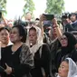 Presiden ke-6 RI Susilo Bambang Yudhoyono bersalaman dengan Presiden ke-5 RI Megawati Soekarnoputri usai prosesi pemakaman Ani Yudhoyono di TMP Kalibata, Jakarta, Minggu (2/6/2019). Megawati duduk bersebelahan dengan Ibu Negara Iriana Joko Widodo dan Sinta Nuriyah Wahid. (Liputan6.com/HO/Rangga)