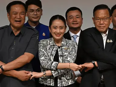 Pemimpin partai Pheu Thai, Paetongtarn Shinawatra (tengah depan) atau yang dikenal dengan nama panggilan “Ung Ing” dinobatkan sebagai calon perdana menteri Thailand berikutnya di Shinawatra Tower, Bangkok, 15 Agustus 2024. (Lillian SUWANRUMPHA/AFP)