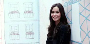 Marsha Timothy melakukan observasi tentnag budaya Sumba melalui ibu-ibu di dapur.