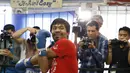 Petinju Manny Pacquiao melakukan pemanasan sebelum latihan jelang pertarungan melawan Tim Bradley di Hollywood, Los Angeles, California, Rabu (30/3). Petinju berjuluk ‘Pacman’ itu akan menantang Bradley pada 9 April 2016 nanti. (REUTERS/Lucy Nicholson)