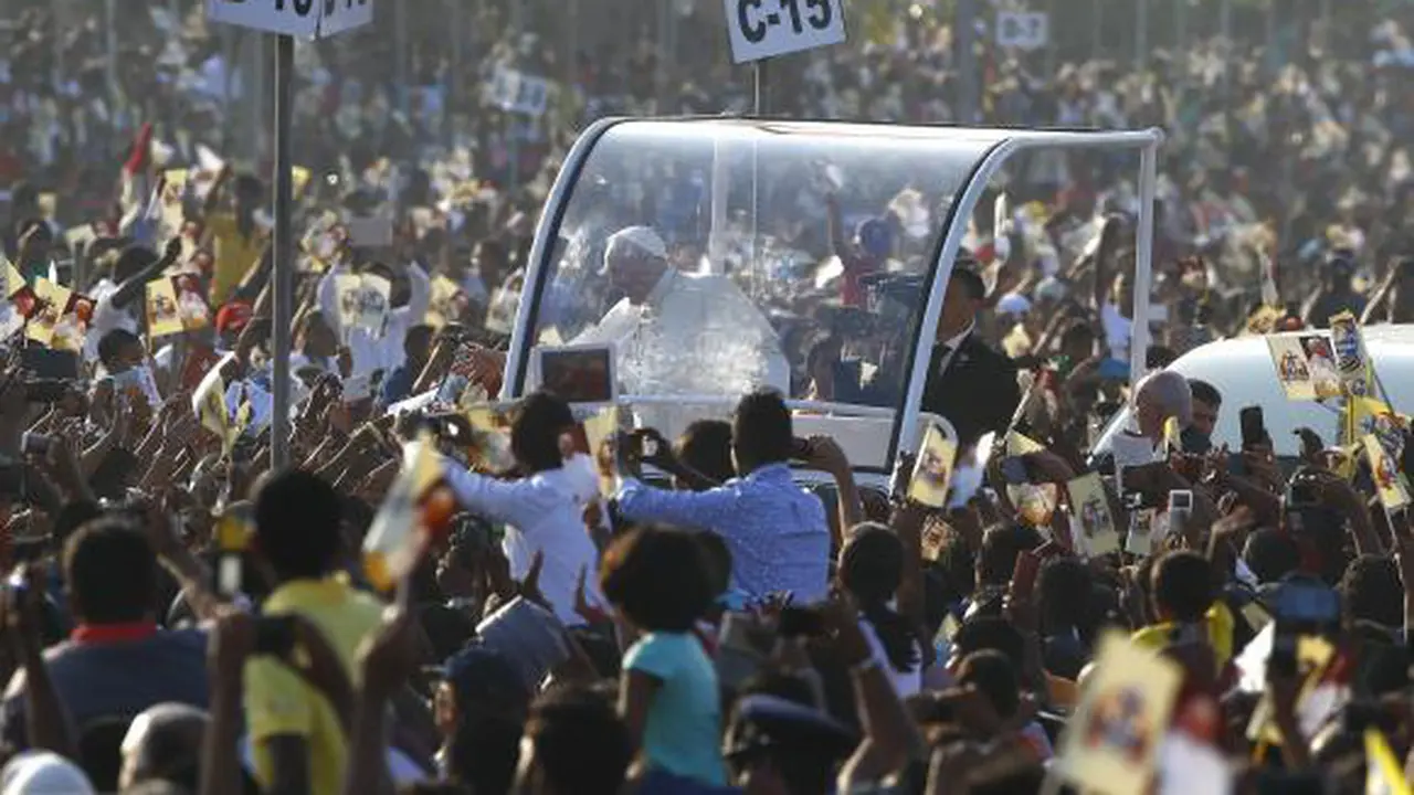 Paus Tahbiskan Santo Pertama dari Sri Lanka