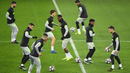 Para pemain Atletico Madrid saat sesi latihan jelang laga babak 16 besar Liga Champions di The National Arena, Rumania, Senin (22/2/2021). Wakil Spanyol itu akan berhadapan dengan Chelsea. (AFP/Daniel Mihalescu)