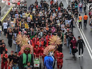 Massa Serikat Pekerja Container (SPC) menggelar karnaval pelabuhan di area car free day, Jalan Thamrin, Jakarta, Minggu (17/2). Aksi tersebut tekait penolakan liberalisasi pengelolaan Pelabuhan Tanjung Priok oleh vendor asing. (Liputan6.com/HO/Mico)