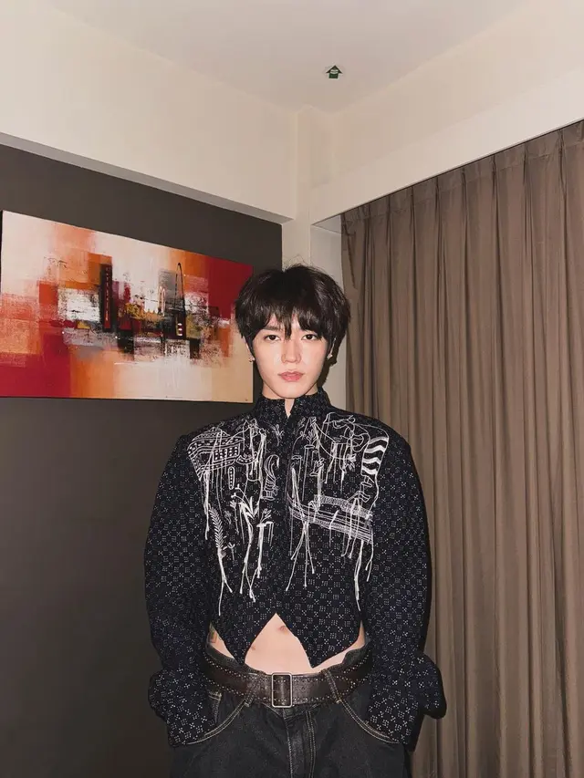 8 Potret Taeyong NCT 127 Tampil Ganteng Pakai Batik Gedog Tuban Rancangan Mel Ahyar di Jakarta