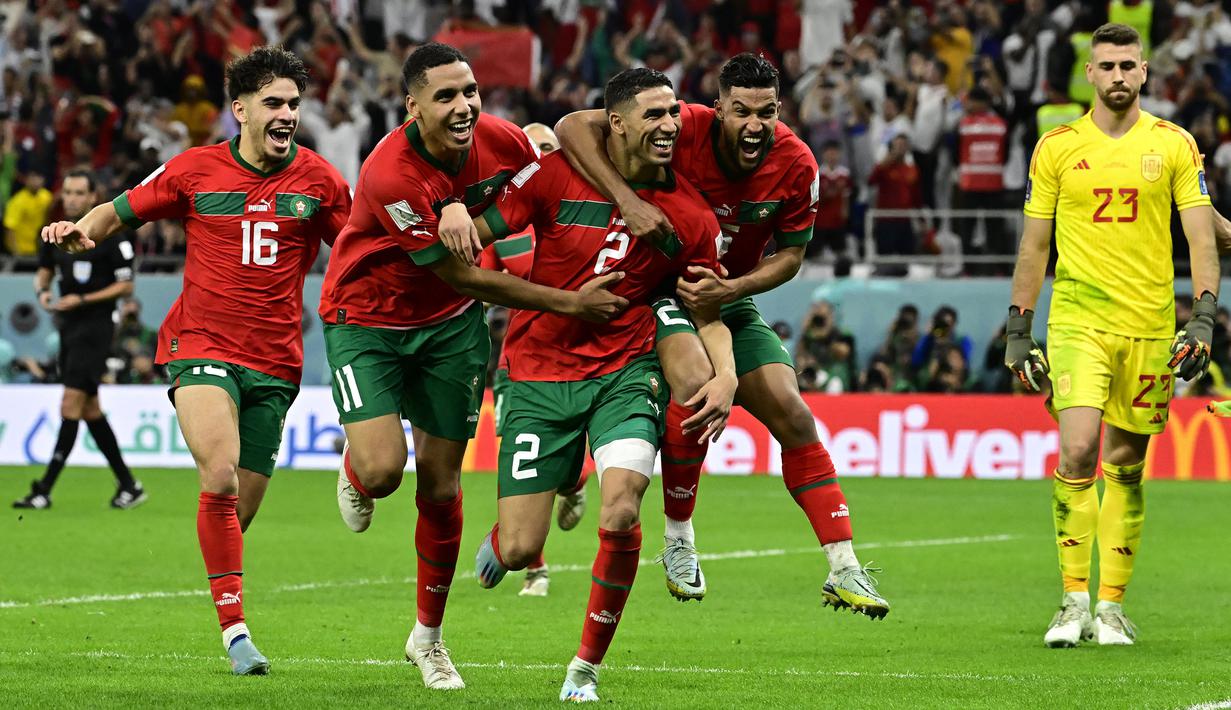 Maroko berhasil mencetak sejarah baru dengan finis di peringkat keempat Piala Dunia 2022. Skuad berjuluk Singa Atlas tersebut secara mengejutkan mampu menaklukkan negara-negara unggulan Eropa seperti Belgia, Spanyol, dan Portugal. Atas penampilan gemilang anak asuh Walid Regragui, Maroko berhasil menjadi tim dengan kenaikan peringkat FIFA paling tinggi. Hakimi dan kolega yang awalnya menduduki peringkat ke-22 naik sebelas tingkat menjadi peringkat ke-11. (AFP/Javier Soriano)