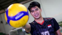 Pemain Timnas Voli Indonesia, Fahry Septian Putratama memegang bola saat berpose di depan fotografer setelah latihan untuk persiapan Asian Games 2023 di Padepokan Jenderal Polisi Kunarto, Sentul, Bogor, 14 September 2023. Klub Fahry, SKV Montana merupakan salah satu tim top di Liga Voli Bulgaria dan menjadi langganan di papan atas liga tersebut. (Bola.com/Bagaskara Lazuardi)