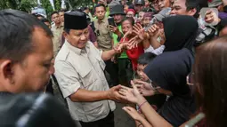 Usai berziarah, Prabowo menyempatkan menyapa warga sekitar yang sudah menunggu kehadirannya. (Liputan6.com/Angga Yuniar)