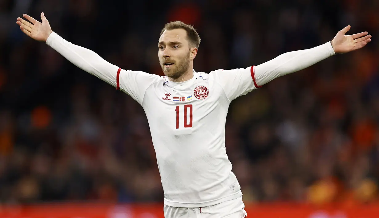 Christian Eriksen. Gelandang serang Denmark berusia 30 tahun yang baru saja bergabung dengan Manchester United pada awal musim 2022/2023 usai didatangakn secara gratis dari Brentford ini tercatat telah mengoleksi 117 caps bersama Timnas Denmark sejak melakukan debut pada 3 Maret 2010. Total 39 gol dan 26 assist telah dicetaknya bersama Timnas Denmark yang akan berlaga di putaran final Piala Dunia 2022 Qatar. (AFP/ANP/Maurice van Steen)