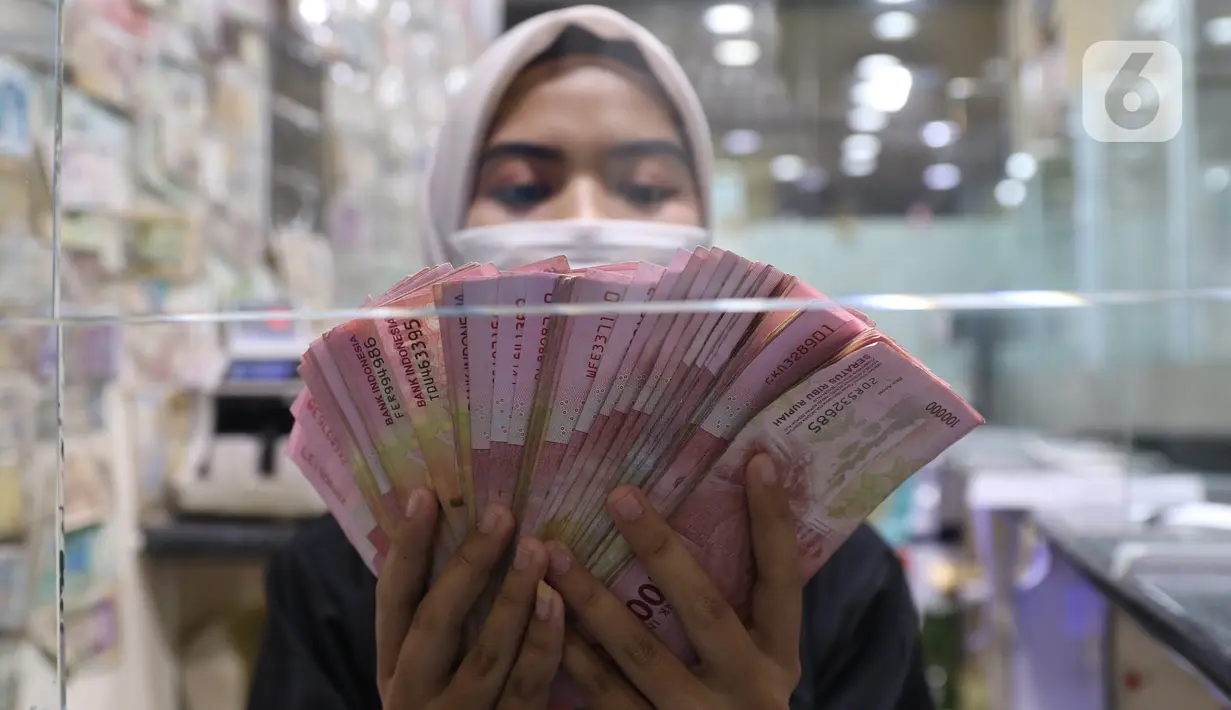 Teller menunjukkan uang rupiah di money changer, Jakarta, Rabu (9/9/2020). US$ 1 dibanderol Rp 14.780/US$ di pasar spot. Rupiah melemah 0,14% dibandingkan dengan penutupan perdagangan kemarin. (Liputan6.com/Angga Yuniar)
