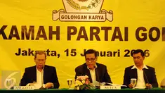Ketua Mahkamah Partai Golkar, Muladi (tengah) membacakan putusan sidang mahkamah Partai Golkar di Jakarta, Jumat (15/1/2016). Sidang memutuskan untuk membentuk tim transisi untuk rekonsiliasi total melalui munas. (Liputan6.com/Helmi Fithriansyah)