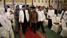 Presiden RI ke tiga BJ Habibie (tengah), Presiden Partai Keadilan Sejahtera (PKS) Mohamad Sohibul Imam (kanan),dan  Ketua Majelis Syuro PKS Salim Segaf Al Jufri (kiri) saat menghadiri Tasyakur Milad ke-18 PKS, Jakarta, (24/4). (Liputan6.com/Faizal Fanani)