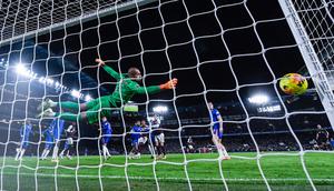 Tuan rumah sempat unggul lebih dulu lewat gol Joao Pedro menjelang akhir babak pertama. Namun, penampilan impresif Ollie Watkins di paruh kedua mengubah arah pertandingan sepenuhnya. (AFP/Glyn Kirk)