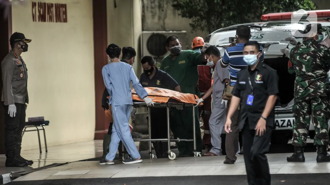 FOTO: 3 Kantong Jenazah Temuan Kecelakaan Sriwijaya Air SJ 182 Tiba di RS Polri