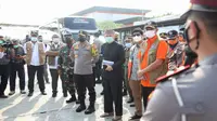 Ketua Satgas COVID-19 Doni Monardo meninjau lokasi pos penyekatan mudik di Gerbang Tol (GT) Palimanan, Kamis, 29 April 2021. (Badan Nasional Penanggulangan Bencana/BNPB)