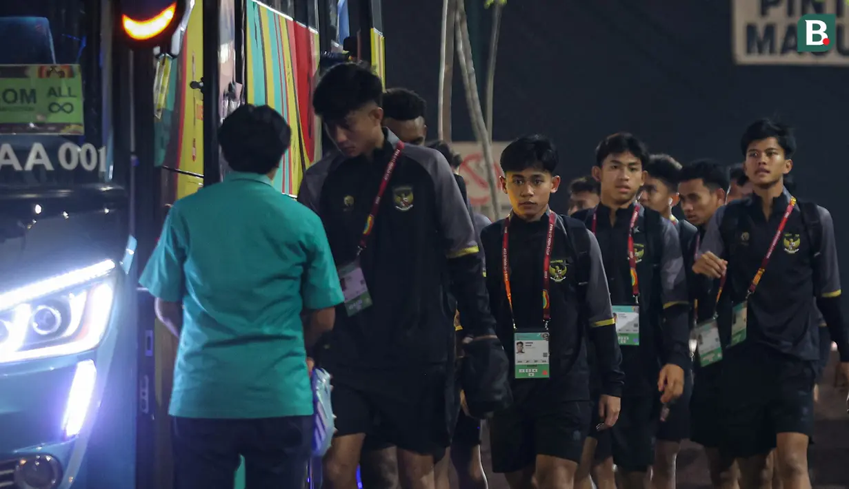 Ekspresi sejumlah pemain Timnas Indoneisa U-17 setelah menjalani sesi latihan selama dua jam lebih di Lapangan THOR, Surabaya, Rabu (8/11/2023). Skuad Garuda Asia memulai latihan pada pukul 17.30 WIB dan berakhir pada 19.55 WIB. (Bola.com/Bagaskara Lazuardi)