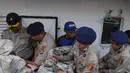 Anggota polisi memindahkan serpihan berupa tangga darurat dan tabung gas yang diduga milik pesawat AirAsia QZ8501 di Pelabuhan Kumai, Pangkalan Bun, Kalteng, Kamis (1/1/2015). (Liputan6.com/Herman Zakharia)