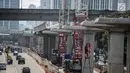 Kendaraan melintas dekat pembangunan proyek Light Rail Transit (LRT) Cawang-Dukuh Atas di Jakarta, Kamis (10/5). Saat ini progress pengerjaan proyek Cawang-Dukuh Atas mencapai 22 persen dan ditarget selesai pertengahan 2019. (Liputan6.com/Faizal Fanani)